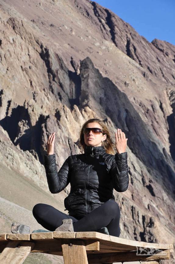 No fim de tarde, aproveitando a beleza e grandiosidade da paisagem na área de Confluencia, a caminho da base do Aconcágua, para se inspirar e fazer ioga (região de Mendoza, a oeste da Argentina)